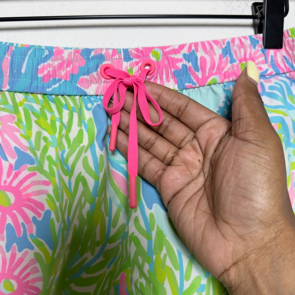 Lilly Pulitzer Women Run Around Shorts Medium Multi Lovers Coral Floral Preppy - Picture 2 of 9